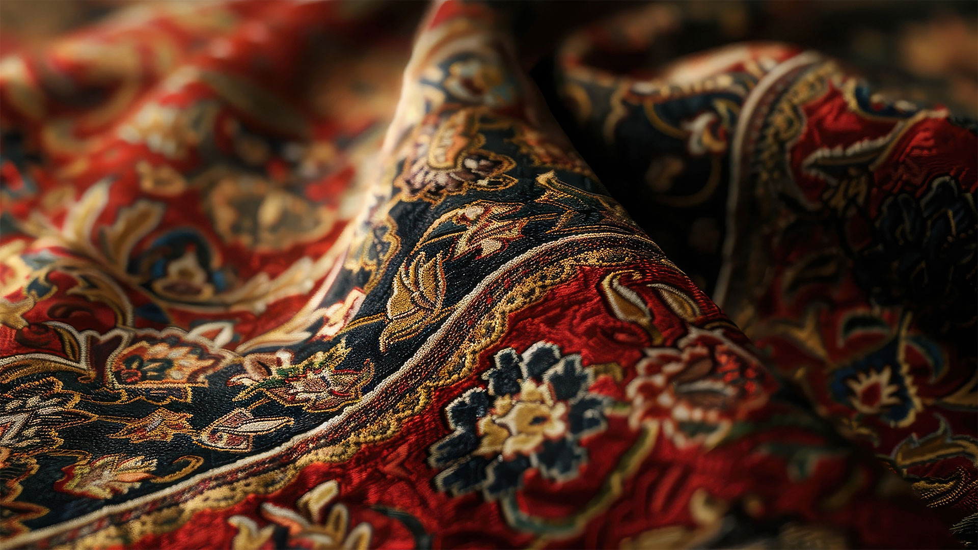 Primo piano che esalta trame e colori di un tappeto orientale usato garantito, simbolo di pregio e qualità artigianale.