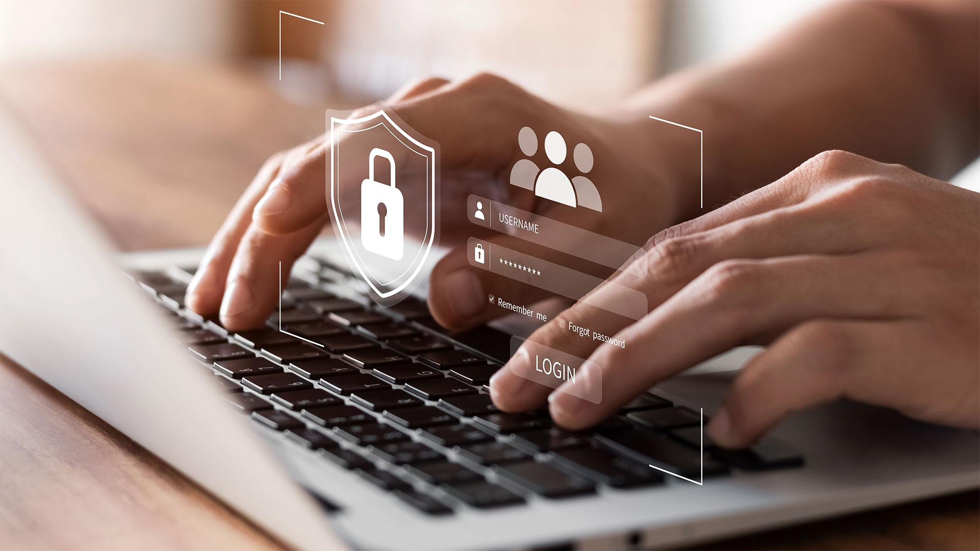 Mani su laptop con interfaccia di login e icona di scudo con lucchetto, simbolo di sicurezza dei dati utente.
