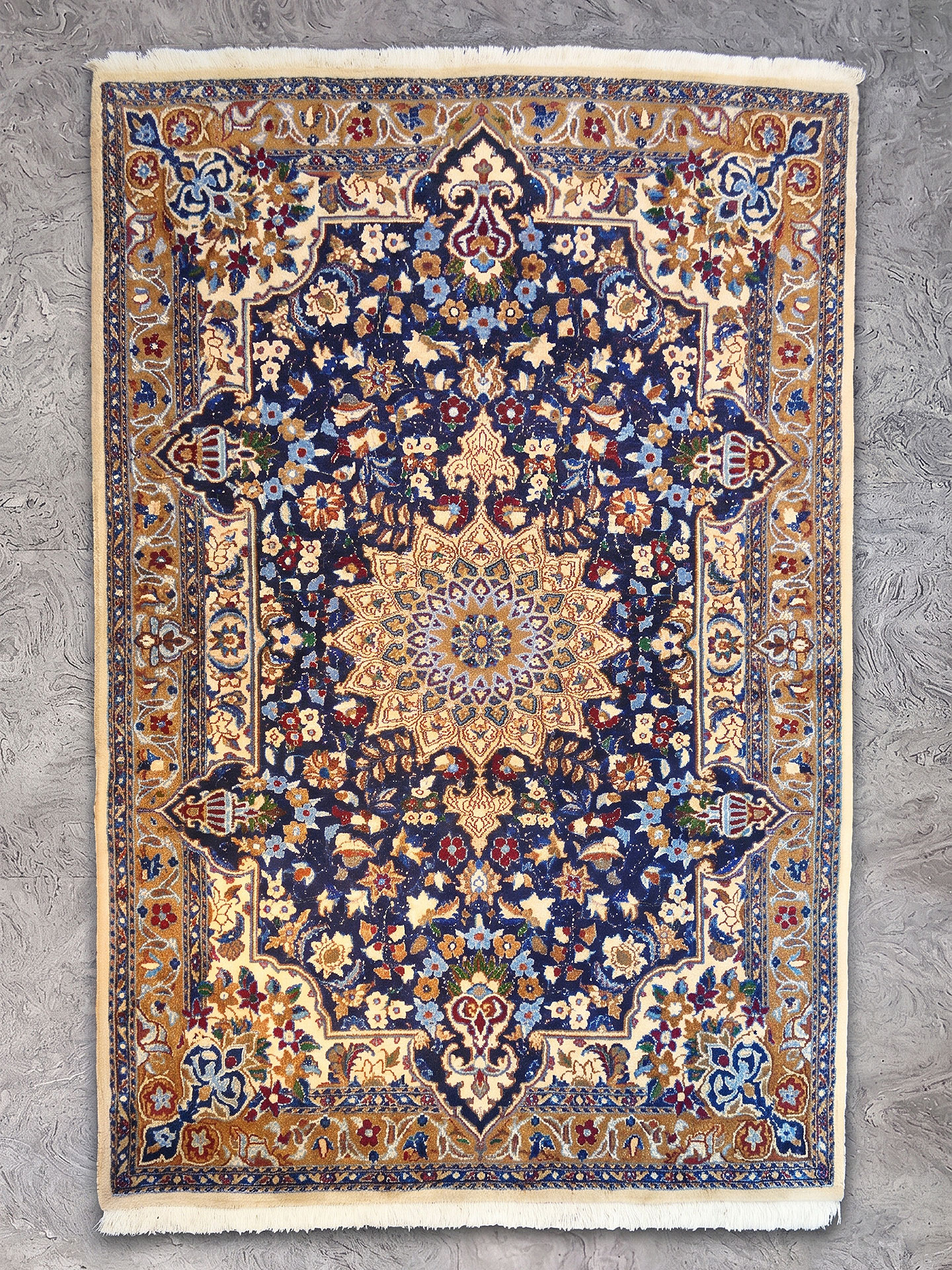 Tappeto Nain 119x216 cm Tappeto Nain usato 119x216 cm codice 1155b